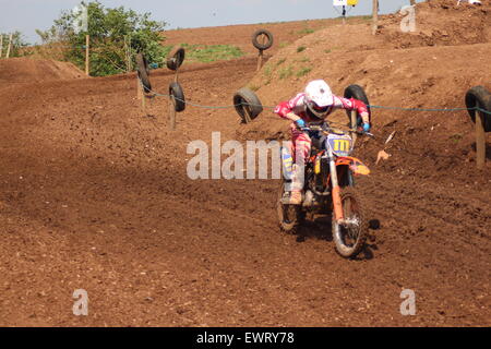 Action-Adventure Motocross-Motorrad-Renn-Training-Event. Rennen über Feldwege und springen in der Luft, Schmutz Sprays / Stockfoto