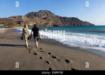 Fußstapfen im Sand, Pärchen gehen am Strand Plakias Kreta, Griechenland Strand, Blick nach hinten Stockfoto