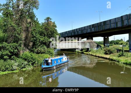 Schmale Boot auf dem Basingstoke Kanal an neue Haw-Surrey UK Stockfoto