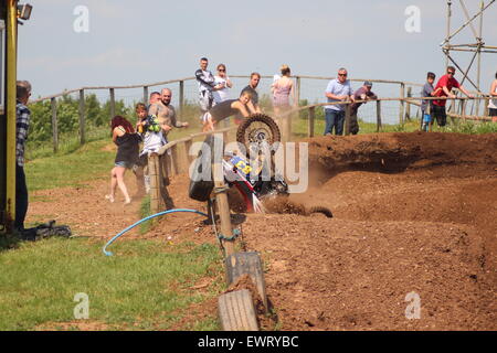 Action-Adventure Motocross-Motorrad-Renn-Training-Event. Rennen über Feldwege und springen in der Luft, Schmutz Sprays / Stockfoto