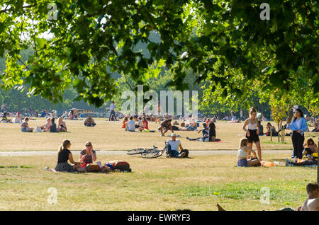 Hyde Park, London, UK. 30. Juni 2015. Menschen, die das warme Wetter zu genießen, wie die Temperatur 29 Grad in London Credit hits: CAMimage/Alamy Live News Stockfoto