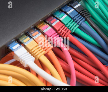 Bunte Netzwerk Kabel mit einem Switch verbunden Stockfoto