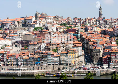 Ansicht der mittelalterlichen Viertel Ribeira, darunter Clerigos Turm, am nördlichen Ufer des Douro Flusses von Vila Nova De Gaia mit seinen Weinkellern. Porto, auch bekannt als Porto ist die zweitgrößte Stadt in Portugal. Liegt an der Mündung des Flusses Douro im Norden Portugals, Porto ist eines der ältesten europäischen Zentren und als Weltkulturerbe von der UNESCO eingetragen. Porto, Portugal. Stockfoto