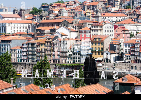 Blick auf mittelalterliche Stadtteil Ribeira am nördlichen Ufer des Douro Flusses von Vila Nova De Gaia mit seinen Weinkellern, einschließlich der berühmten Sandeman Keller. Porto, auch bekannt als Porto ist die zweitgrößte Stadt in Portugal. Liegt an der Mündung des Flusses Douro im Norden Portugals, Porto ist eines der ältesten europäischen Zentren und als Weltkulturerbe von der UNESCO eingetragen. Porto, Portugal. Stockfoto