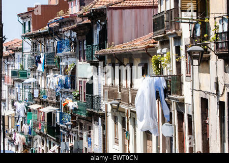 Fliesen auf Häuser und Waschen Trocknen in der Ribeira-Viertel, das mittelalterliche Viertel am nördlichen Ufer des Douro Flusses. Porto, auch bekannt als Porto ist die zweitgrößte Stadt in Portugal. Liegt an der Mündung des Flusses Douro im Norden Portugals, Porto ist eines der ältesten europäischen Zentren und als Weltkulturerbe von der UNESCO eingetragen. Porto, Portugal. Stockfoto