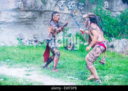 Zwei Indianer in eine Machete zu kämpfen, während des Festivals von Valle del Maiz in San Miguel de Allende, Mexiko Stockfoto