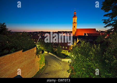 Blick von der Domberg über die mittelalterliche Stadt Freising mit der Stadtpfarrkirche St. Georg, Südbayern, Deutschland, Europa Stockfoto