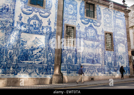 Fliesen an Wand der Kirche "Capela Das Almas" im Zentrum von Porto. Porto, auch bekannt als Porto ist die zweitgrößte Stadt in Po Stockfoto