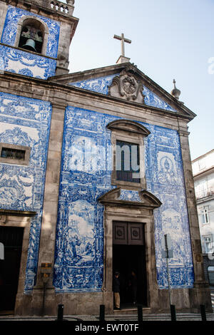 Fliesen an Wand der Kirche "Capela Das Almas" im Zentrum von Porto. Porto, auch bekannt als Porto ist die zweitgrößte Stadt in Po Stockfoto