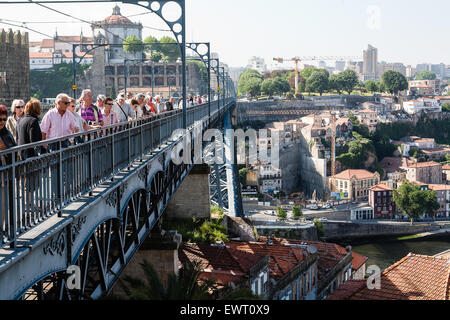 Touristen auf Dom Luis trainiere ich Brücke, die obere Ebene ein Gehweg und einer u-Bahn ist-Linie, mit Blick auf den Portweinkellern von Vila Nova De Gaia im Hintergrund. Porto, auch bekannt als Porto ist die zweitgrößte Stadt in Portugal. Liegt an der Mündung des Flusses Douro im Norden Portugals, Porto ist eines der ältesten europäischen Zentren und als Weltkulturerbe von der UNESCO eingetragen. Porto, Portugal. Stockfoto