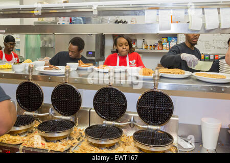 Detroit, Michigan - Server holen Sie ihre Bestellung in der Küche bei Kuzzos Huhn & Waffeln. Stockfoto