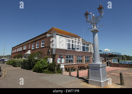 Royal Lymington Yacht Club und Gas Lampe Denkmal im Jahre 1832 in Erinnerung an Admiral Sir Harry Burrard Neale Stockfoto