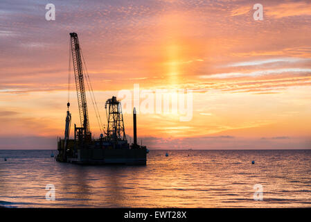 Kabelverlegung Schiff BoDo Installer und wunderschönen Sonnenuntergang in Herne Bay, Kent, UK Stockfoto