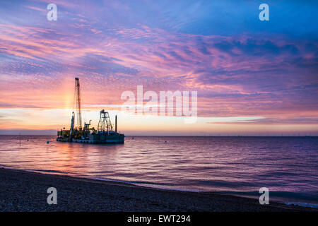 Kabelverlegung Schiff BoDo Installer und wunderschönen Sonnenuntergang in Herne Bay, Kent, UK Stockfoto