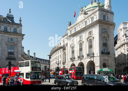 Blick in Richtung Rathausplatz vom Piccadilly Circus, West End, City of Westminster, London, England, Vereinigtes Königreich Stockfoto