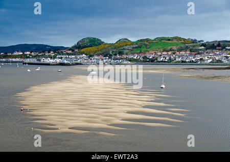 Schöne Sandbank sichtbar bei Ebbe in der Mündung des Flusses Conwy, Nordwales. Stockfoto