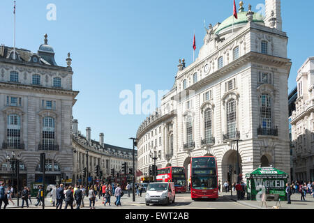 Blick in Richtung Rathausplatz vom Piccadilly Circus, West End, City of Westminster, London, England, Vereinigtes Königreich Stockfoto