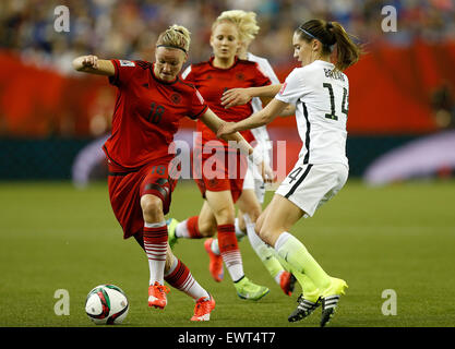 Montreal, Kanada. 30. Juni 2015. Alexandra Popp (L) von Deutschland konkurriert während das Halbfinale zwischen Deutschland und den Vereinigten Staaten bei der 2015 FIFA Frauen WM in Montreal, Kanada, 30. Juni 2015. Deutschland verlor mit 0: 2 und konnte nicht für das Finale qualifiziert werden. (Xinhua/Wang Lili) Bildnachweis: Xinhua/Alamy Live-Nachrichten Stockfoto