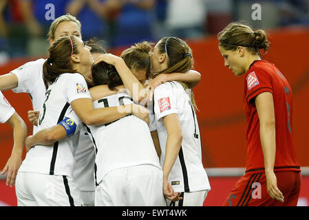 Montreal, Kanada. 30. Juni 2015. Spieler der Vereinigten Staaten feiern scoring während das Halbfinale gegen Deutschland bei der 2015 FIFA Frauen WM in Montreal, Kanada, 30. Juni 2015. Die Vereinigten Staaten wurde für das Finale qualifiziert, nach dem Sieg gegen Deutschland 2-0. (Xinhua/Wang Lili) Bildnachweis: Xinhua/Alamy Live-Nachrichten Stockfoto