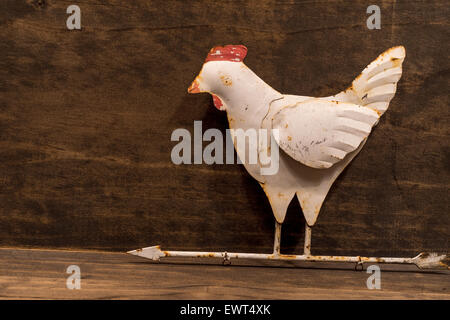 Rustikale Weißmetall Huhn Windfahne Stockfoto