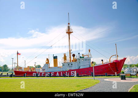 Das Lightship Overfalls, LV-118, war das letzte Lightship, das für den US Lighthouse Service gebaut wurde. Es ist jetzt ein schwimmendes Museum in Lewes, DE. Stockfoto