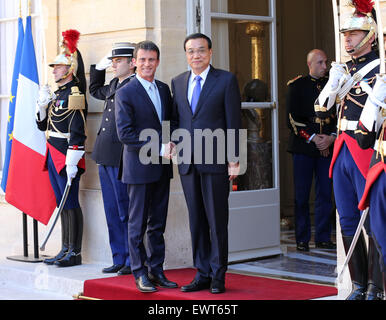 Paris, Frankreich. 30. Juni 2015. Chinese Premier Li Keqiang (R) trifft sich mit seinem französischen Amtskollegen Manuel Valls in Paris, Frankreich, 30. Juni 2015. © Pang Xinglei/Xinhua/Alamy Live-Nachrichten Stockfoto