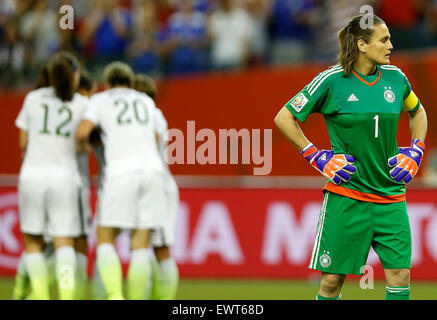 Montreal, Kanada. 30. Juni 2015. Deutschlands Torwart Nadine Angerer reagiert während das Halbfinale zwischen Deutschland und den Vereinigten Staaten bei der 2015 FIFA Frauen WM in Montreal, Kanada, 30. Juni 2015. Deutschland verlor mit 0: 2 und konnte nicht für das Finale qualifiziert werden. (Xinhua/Wang Lili) Bildnachweis: Xinhua/Alamy Live-Nachrichten Stockfoto