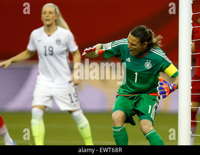 Montreal, Kanada. 30. Juni 2015. Deutschlands Torwart Nadine Angerer reagiert während das Halbfinale zwischen Deutschland und den Vereinigten Staaten bei der 2015 FIFA Frauen WM in Montreal, Kanada, 30. Juni 2015. Deutschland verlor mit 0: 2 und konnte nicht für das Finale qualifiziert werden. (Xinhua/Wang Lili) Bildnachweis: Xinhua/Alamy Live-Nachrichten Stockfoto