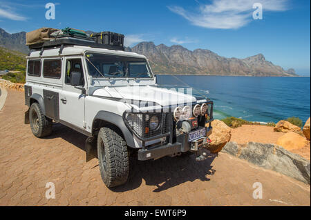 Gordons Bay, Südafrika - Land Rover Defender von der Küste Stockfoto