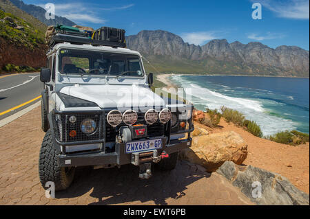 Gordons Bay, Südafrika - Land Rover Defender von der Küste Stockfoto