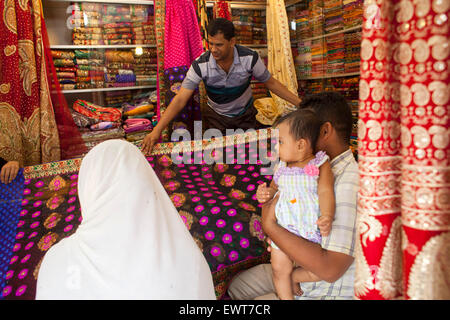 Menschen in Genf Camp engagiert in ihrem Shop Saris auf bevorstehende Eid in Dhaka zu verkaufen. Genf-Camp für "Gestrandet Pakistanis" (Ursprung: der Staat Pakistan) ist in Mohammadpur. Pakistaner lebe dort seit Ende 1971 Krieg der Befreiung. Stockfoto