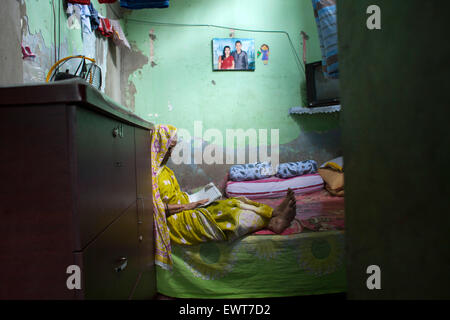 Eine alte Frauen von Genf Camp lesen Koran in ihrem Haus während des Ramadan. Genf-Camp für "Gestrandet Pakistanis" (Ursprung: der Staat Pakistan) ist in Mohammadpur. Pakistaner lebe dort seit Ende 1971 Krieg der Befreiung. Stockfoto