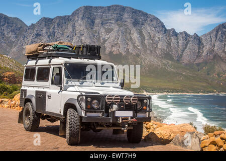 Gordons Bay, Südafrika - Land Rover Defender von der Küste Stockfoto