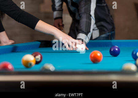 Nahaufnahme von einem Mann beraten auf das Schießen Pool Kugel beim Billard spielen Stockfoto