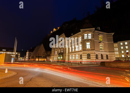 Parlamentsgebäude in Vaduz während des Abend-Verkehrs. Vaduz, Liechtenstein. Stockfoto