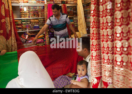 Menschen in Genf Camp engagiert in ihrem Shop Saris auf bevorstehende Eid in Dhaka zu verkaufen. Genf-Camp für "Gestrandet Pakistanis" (Ursprung: der Staat Pakistan) ist in Mohammadpur. Pakistaner lebe dort seit Ende 1971 Krieg der Befreiung. Stockfoto