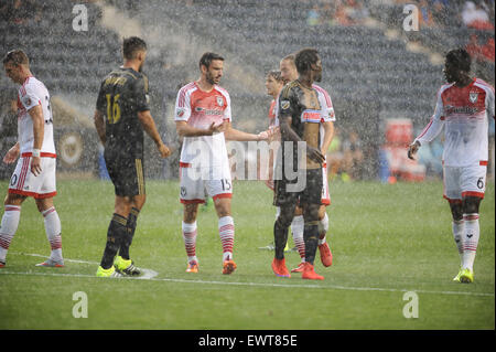 Chester, Pennsylvania, USA. 30. Juni 2015. Philadelphia Union Spieler und D.C. United Spieler, während ein Regen durchnässt ersten Halbjahr ihre US Open Cup-Match statt im PPL Park Credit: Ricky Fitchett/ZUMA Draht/Alamy Live News Stockfoto