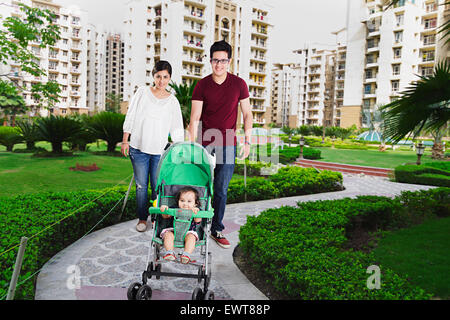 indischer Eltern und Kind Baby Walking park Stockfoto