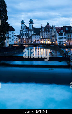 Jesuitenkirche und Fluss Reuss. Luzern, Schweiz Stockfoto