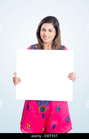 1 indische Frau zeigt Message Board Stockfoto