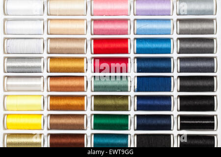 Viele verschiedene Farben Nähgarne, angeordnet in einer palette Stockfoto