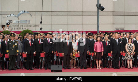 (150701) - HONG KONG, 1. Juli 2015 (Xinhua)--Tung Chee-Hwa (4. L Front), stellvertretender Vorsitzender des Nationalkomitees der politischen Konsultativkonferenz des chinesischen Volkes, Hong Kong spezielle Administrative Region Chief Executive Leung Chun-Ying (4. R Front) und Leiter des Verbindungsbüros der zentralen Volksregierung in Hong Kong Zhang Xiaoming (3. L Front) besuchen die Anhebung Zeremonie von der chinesischen Nationalflagge und die Flagge von Hong Kong spezielle Administrative Regoin am Golden Bauhinia Square in Hongkong, Südchina, 1. Juli 2015 in der Feier zum 18. Jahrestag der Hong Stockfoto