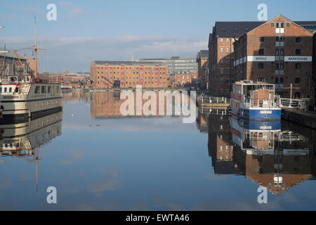 Spiegelungen im Wasser in Gloucester docks Stockfoto