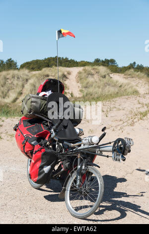 Fernverkehr Traveller Fahrrad durch den Sand verschlungen Buried Kirche, Skagen, Nord Jütland Region, Dänemark Stockfoto