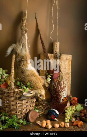 Herbstliche Stillleben mit Jagd Produkte, Fasan und Hase Stockfoto