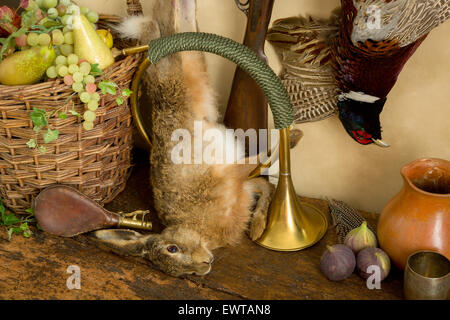 Messing-Jagdhorn und toten Hasen in einem Altmeister-Jagd-Stillleben Stockfoto