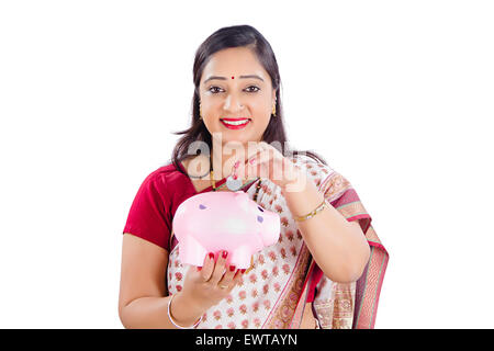 1 indische Frau sparen Geld Piggy Bank Stockfoto