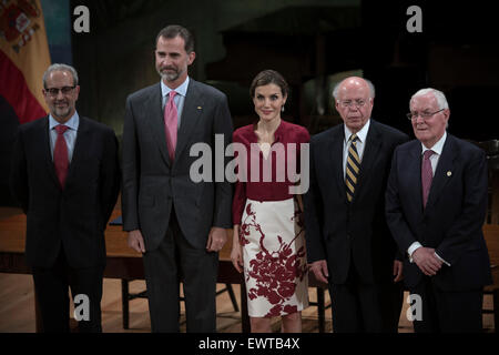 (150701)--Mexiko-Stadt, 1. Juli 2015 (Xinhua)--(L, R) Rektor der Universität von Salamanca Daniel Hernandez Ruiperez, Spaniens König Felipe VI., Königin Letizia, Rektor der nationalen autonomen Universität von Mexiko (UNAM) José Narro Robles und Direktor von Cervantes Institut Victor Garcia De La Concha Pose für Fotos bei der Unterzeichnung eines Kooperationsabkommens zwischen der UNAM, der Universität von Salamanca und dem Cervantes Institut Spanien , für die Umsetzung der internationalen Service der Bewertung der spanischen Sprache an der alten San Ildefonso Hochschule in Mexiko-Stadt, Capi Stockfoto