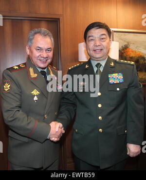 St. Petersburg, Russland. 30. Juni 2015. Chinese defense Minister trifft Chang Wanquan (R) mit Russlands Verteidigungsminister Sergei Shoigu bei einem Treffen der Verteidigungsminister der Shanghai Cooperation Organization (SCO) in St. Petersburg, Russland, 30. Juni 2015. © Lu Jinbo/Xinhua/Alamy Live-Nachrichten Stockfoto