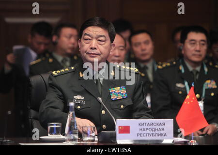 St. Petersburg, Russland. 30. Juni 2015. Chinesischer Verteidigungsminister Chang Wanquan besucht ein Treffen der Verteidigungsminister der Shanghai Cooperation Organization (SCO) in St. Petersburg, Russland, 30. Juni 2015. © Lu Jinbo/Xinhua/Alamy Live-Nachrichten Stockfoto